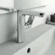 Chromfarbene Waschtischarmatur von Ideal Standard mit schlichtem Design. Die Armatur ist an einem modernen Waschbecken montiert und verfügt über einen praktischen Auslauf.
